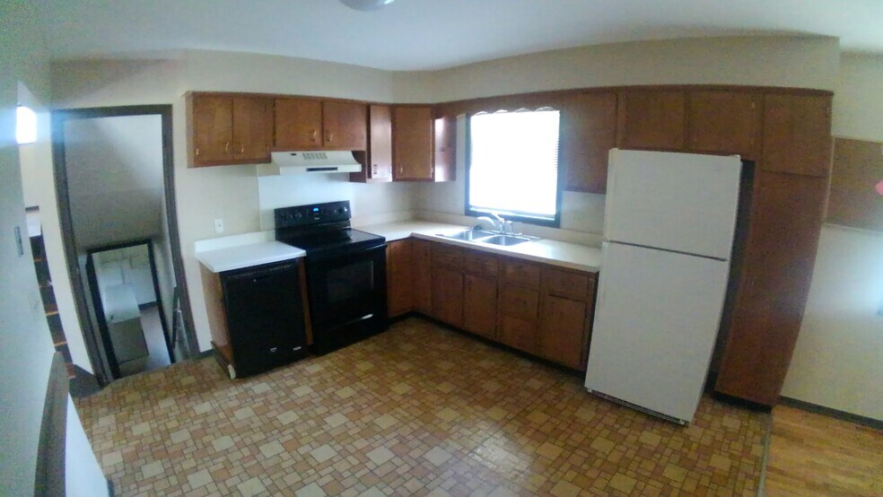 Kitchen looking fron dinning room - 1536 Linden St