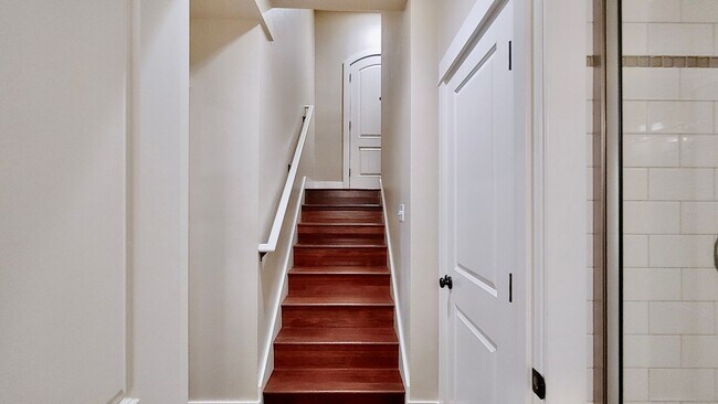 Building Photo - Luxury 3 Bedroom Townhome in Lake Oswego’s...
