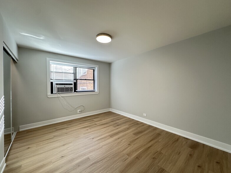 Building Photo - 535 W Aldine Ave