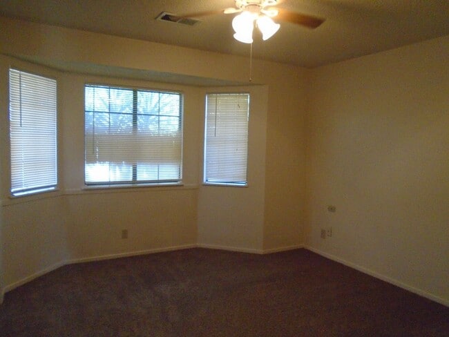 Building Photo - SW BAKERSFIELD--WON'T LAST LONG !  Applica...