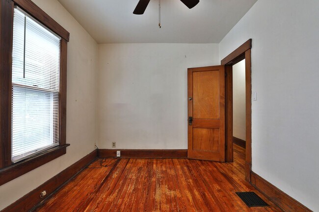 Building Photo - 4 Bedroom North Campus Newly Remodeled House with 2 Decks and Patio