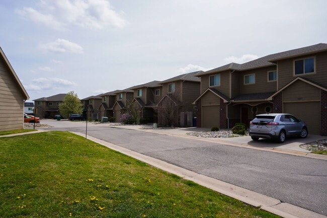 Building Photo - 3-Bed Duplex w Garage, NEW Carpet + Fenced Yard SPECIAL: $600 OFF February RENT!