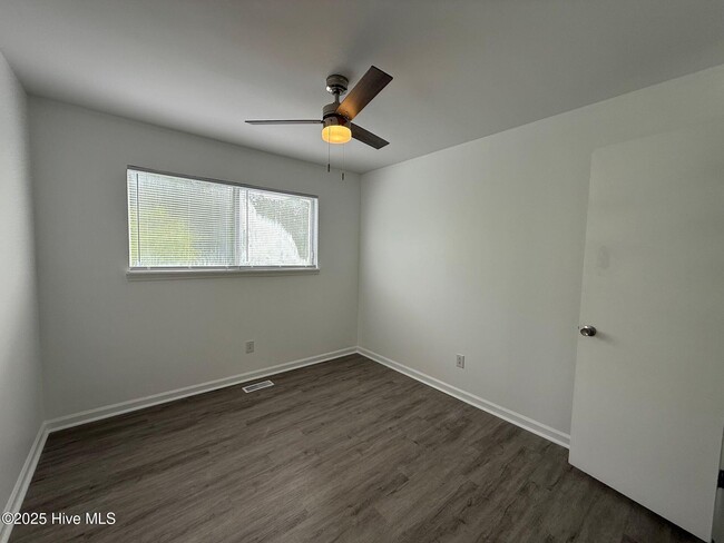 Building Photo - 206 Myrtlewood Cir