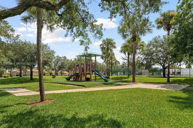 Building Photo - 16841 SW 5th Ct