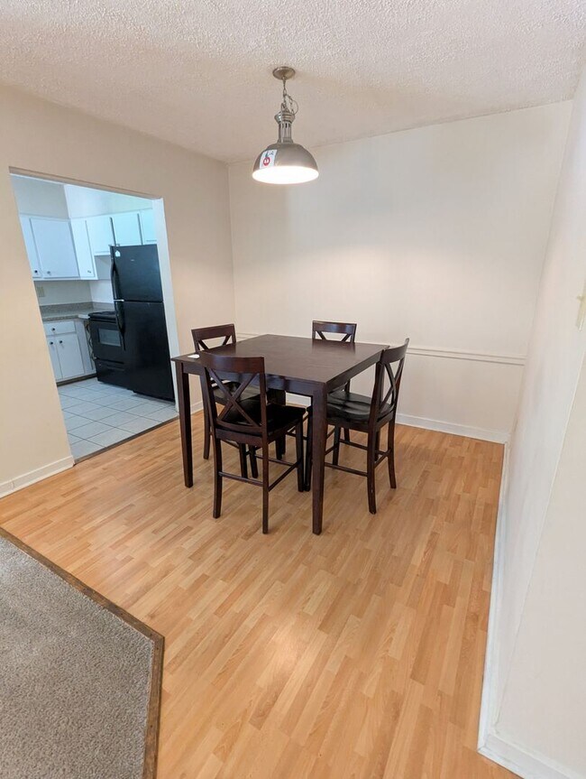 Building Photo - 2 Bedroom 2 Bathroom Condo Apartment (Squirrel Hill North) - AVAILABLE JUNE