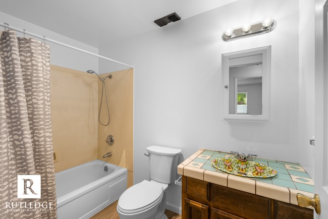Building Photo - 4 Bedrooms - 2 1/2 Baths - South Medford Living