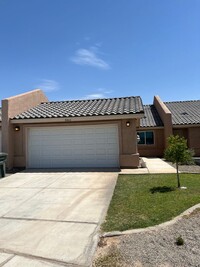 Building Photo - TOWNHOME WITH SOLAR!