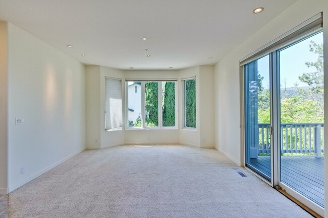 Building Photo - Large 3,767 sqft home on a 10,000 sqft lot- 2 bed located on 1st floor w/ separate entrance - Top...