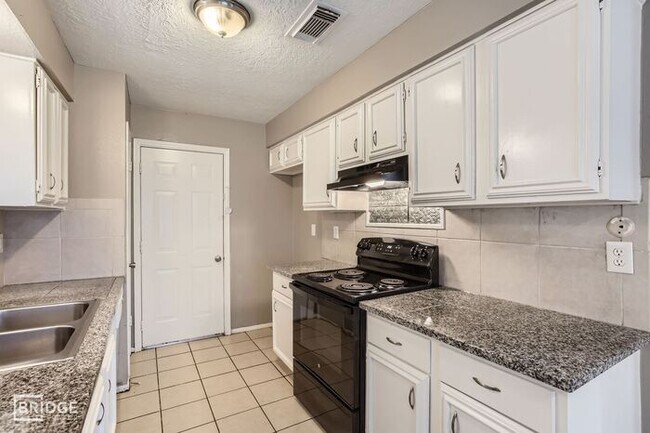 Building Photo - 5607 Circlegate Dr