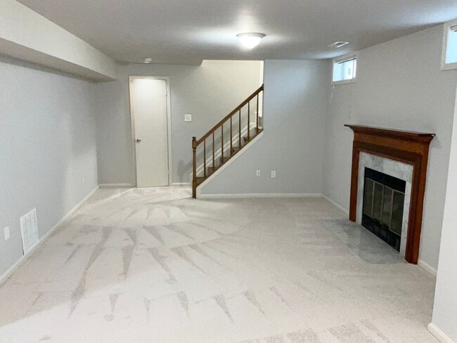 Building Photo - Very clean and well maintained 3BR 2.5BA single family home with large rear deck and 1 car garage