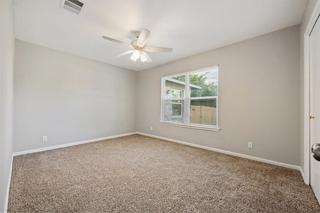 Building Photo - 2303 Metcalfe Rd