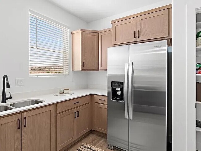Building Photo - 2065 S Grandiflora Rd