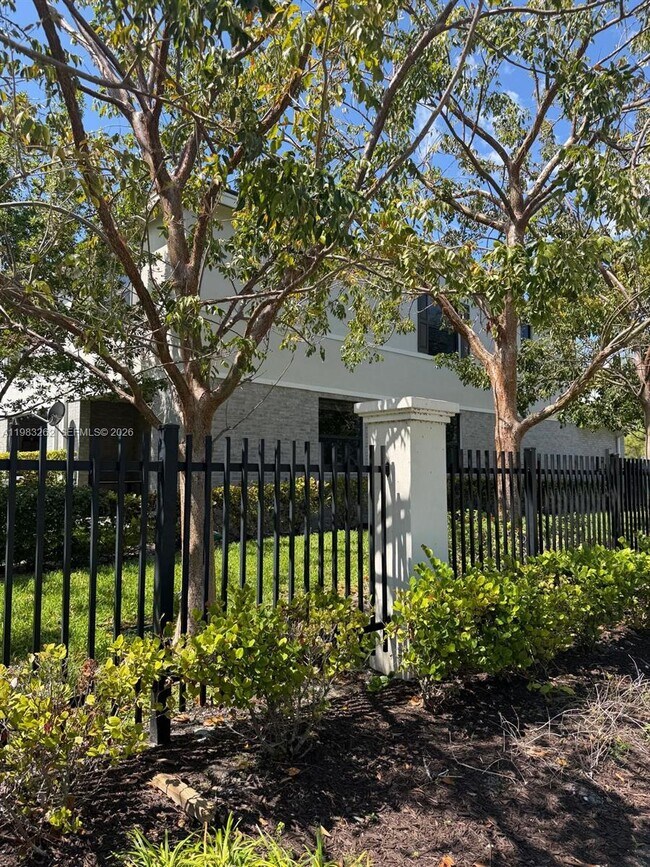 Building Photo - 200 SE 5th Ct