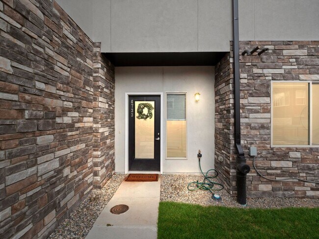 Building Photo - Modern Townhome with Mountain Views in One...