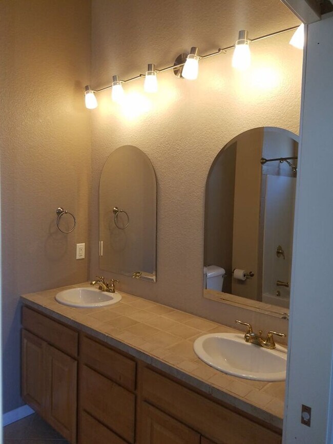 Building Photo - Beautiful Townhouse with Magnificent City Views.