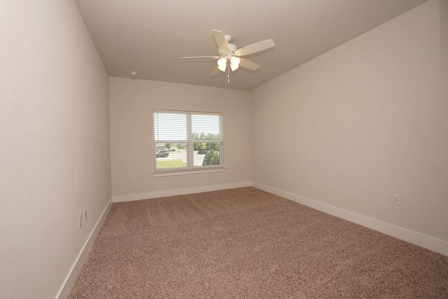Building Photo - Spacious 5-Bedroom Home in Desirable Crest...