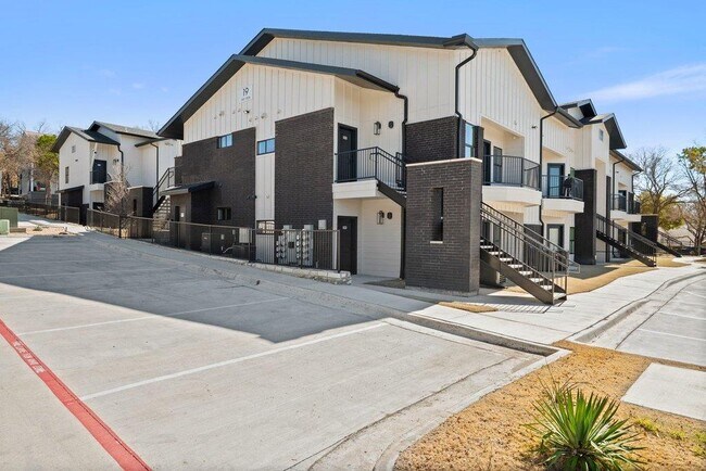 Building Photo - 2450 Wickersham Ln