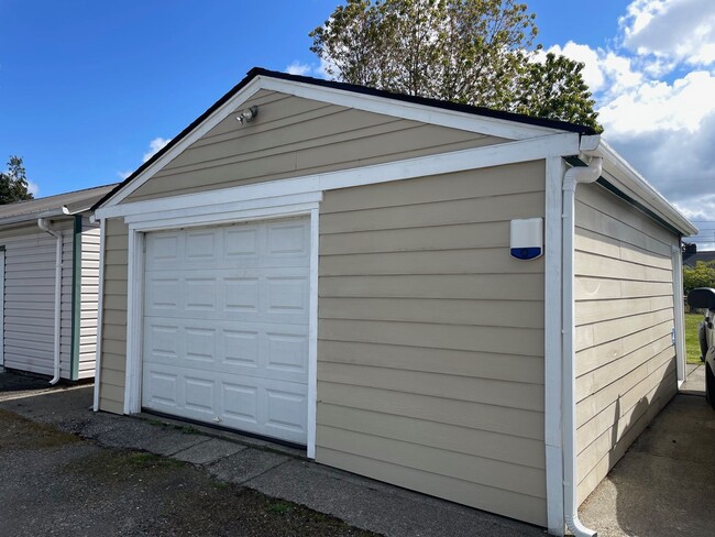 Building Photo - Adorable, Fresh South Tacoma Cottage w Det...