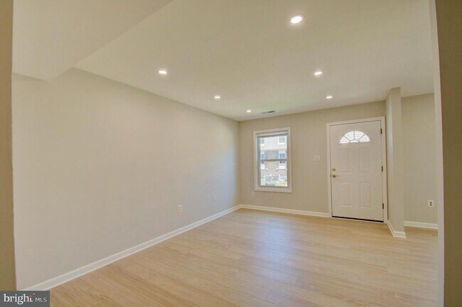 Building Photo - 565 W Diamond Ave