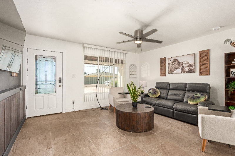 Building Photo - 1328 W 6th St