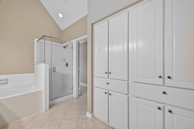 Building Photo - 7914 Loyel Pointe Dr