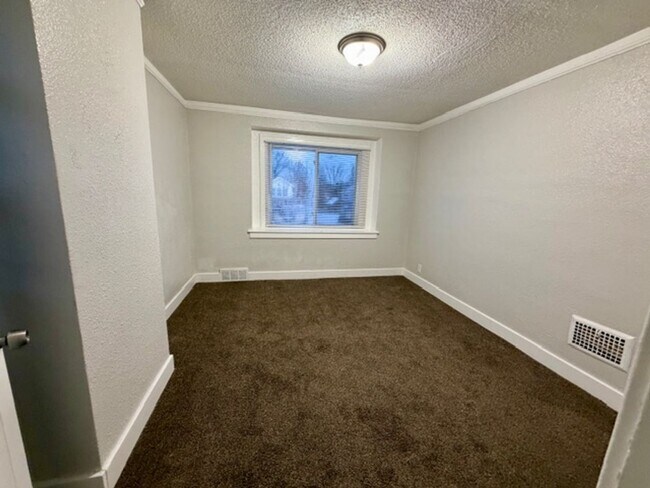 Building Photo - 3 bedroom 1 bath for lease- Section 8 ready