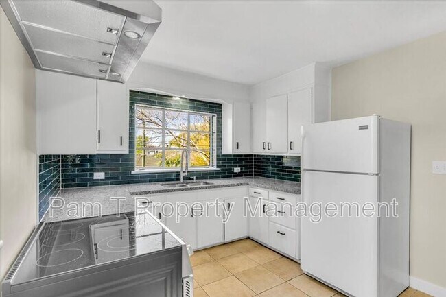 Building Photo - 625 E 41st St