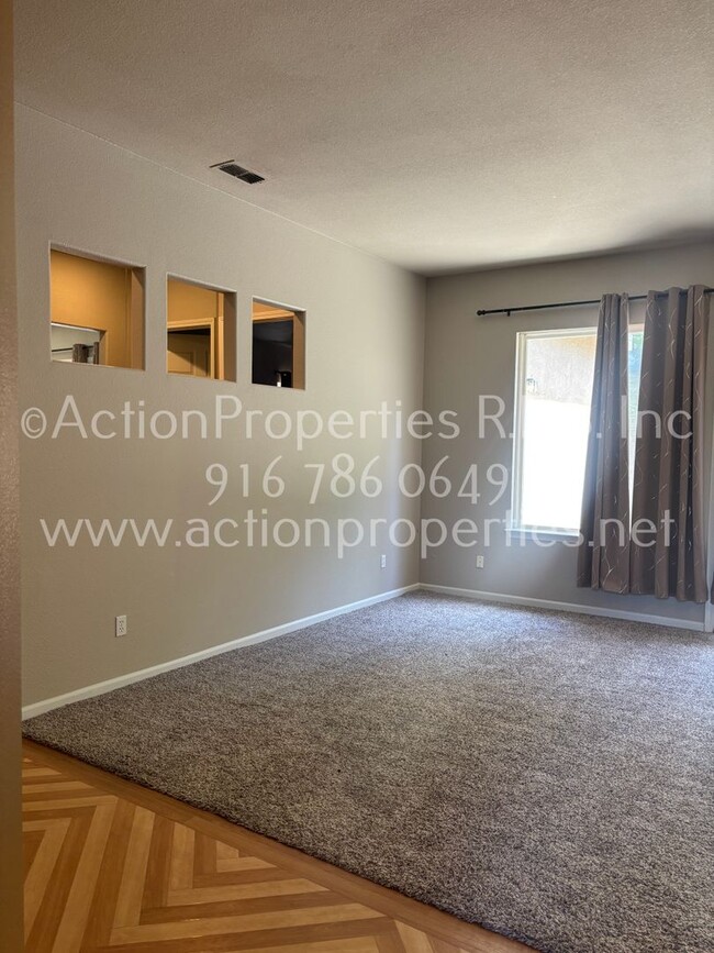 Building Photo - Single Story, Possible In-law or Great Hom...