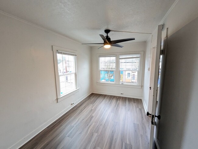 Building Photo - R0566