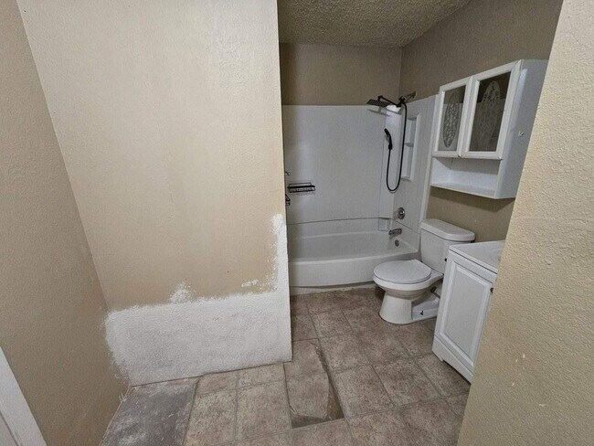 Building Photo - 811 E 79th St