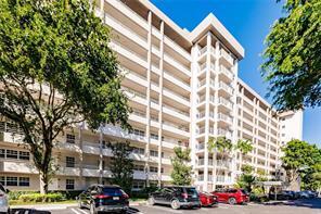 Building Photo - 605 Oaks Dr