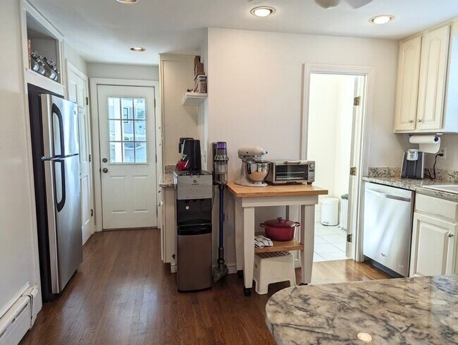 Building Photo - 100 Church St