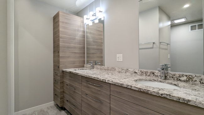 Building Photo - 2621 OAKRIDGE DR SW
