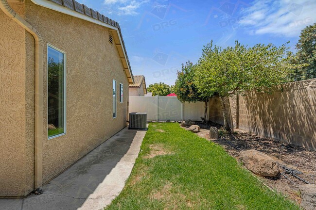 Building Photo - 2713 Mozart Dr