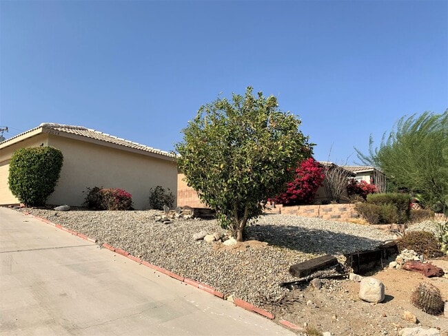 Building Photo - Clean 3 Bedroom 2 Bath