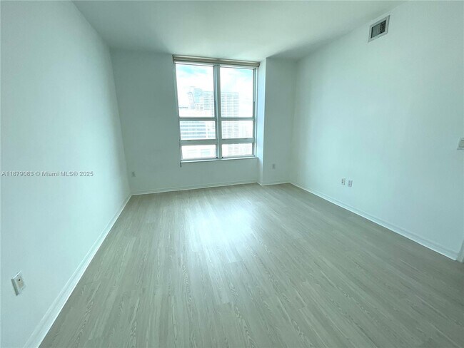 Building Photo - 950 Brickell Bay Dr