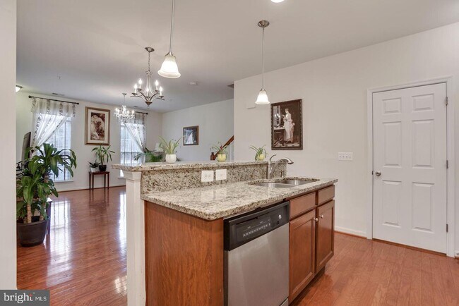 Building Photo - 43881 Centergate Dr