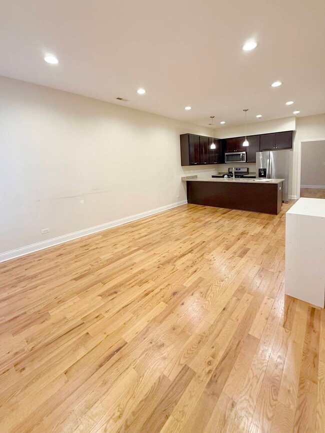 Building Photo - 2842 S Union Ave