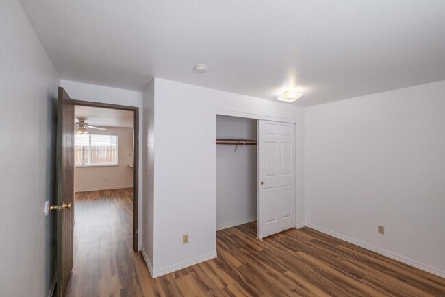 Building Photo - Beautiful 4 Bed, 2 Bath Townhouse with Lots of Closet Space and Laundry In Unit!