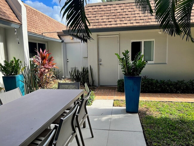 Building Photo - 4021 N Cypress Dr