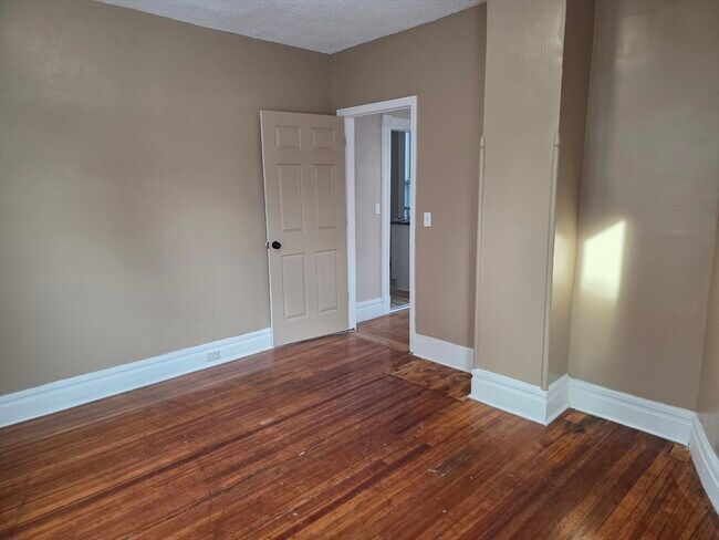 Building Photo - 184 King St