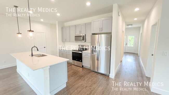 Building Photo - 905 Toluca St SE