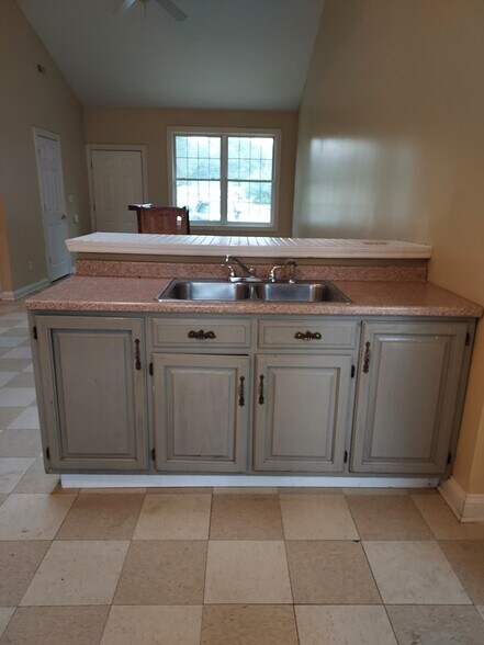 Kitchen sink cabinet - 5301 Mansfield Ct