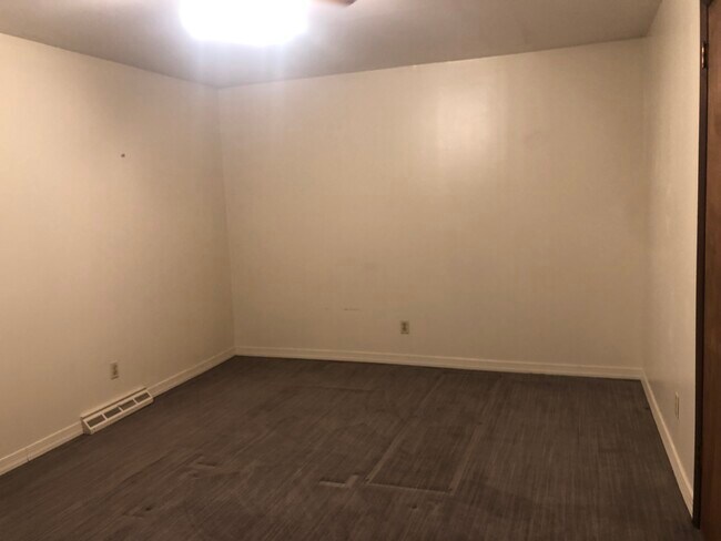 Master bedroom alternate view - 6764 Sutliff Rd