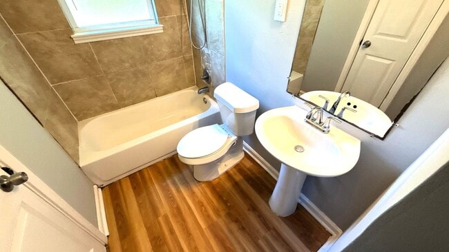 Building Photo - 896 Leacrest Ave