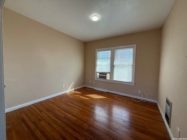 Building Photo - 530 W Gramercy Pl