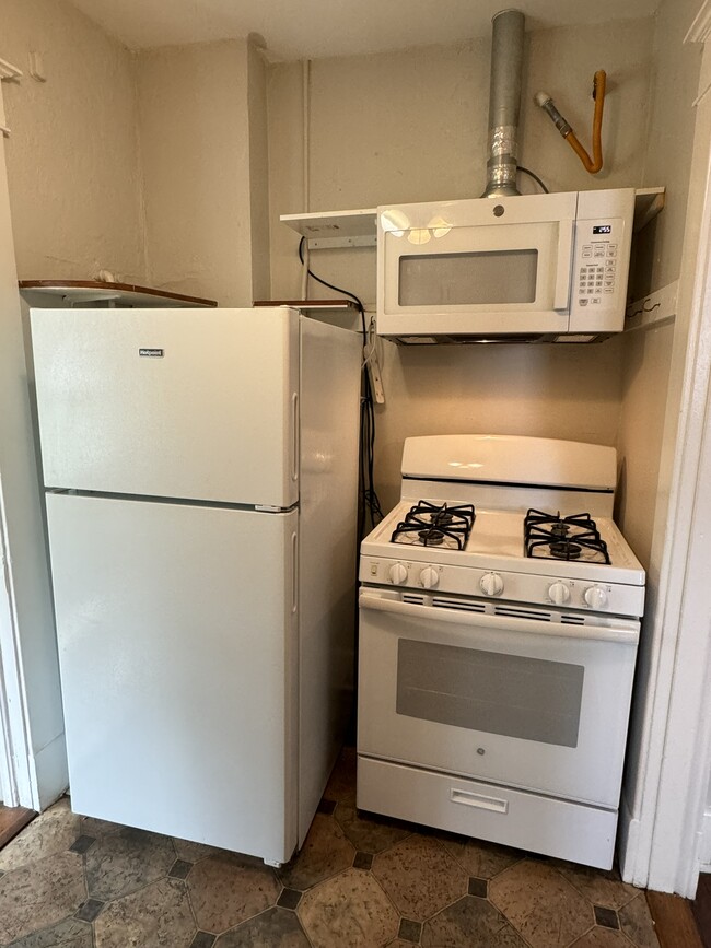 Full size refrigerator, Vented out gas stove - 816 2nd St N