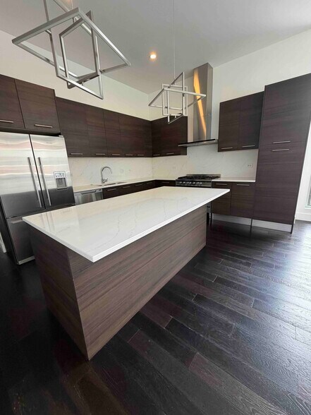Building Photo - 122 S Aberdeen St