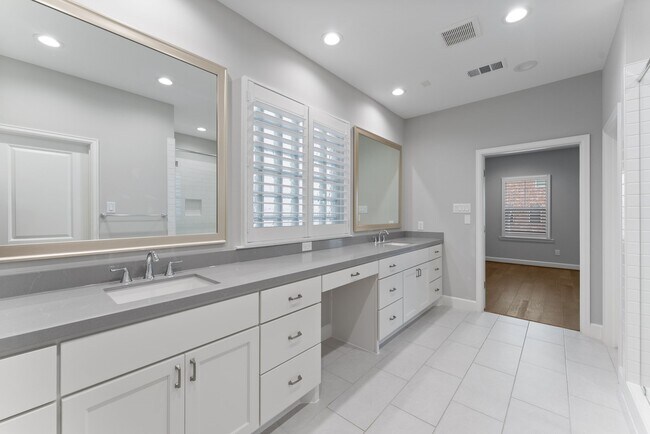 Building Photo - 114 Magnolia Green St