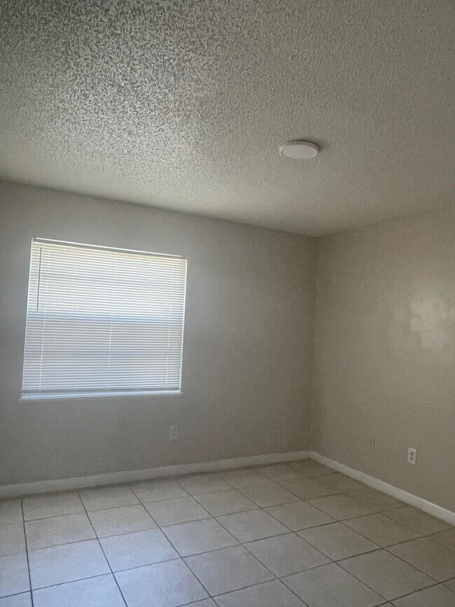 Building Photo - 2221 Leo Dr